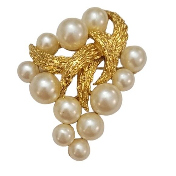 Trifari Crown Over T Gold Tone Faux Pearl Grape Cluster Brooch Pin, Signed M748 - Picture 2 of 7